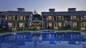 Outdoor pool, open 9:00 AM to 7:00 PM, pool loungers