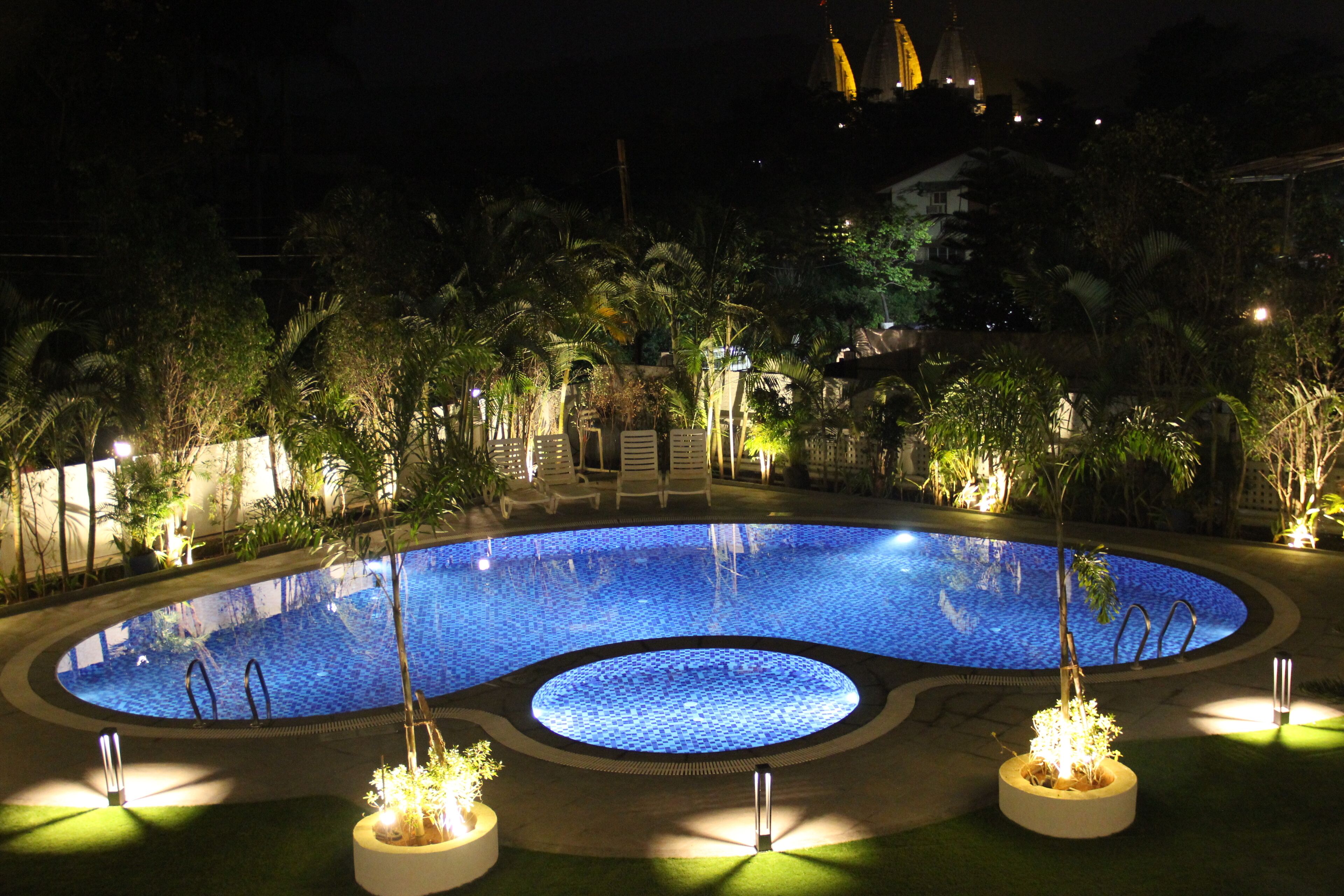 Outdoor pool, open 9:00 AM to 7:00 PM, pool loungers