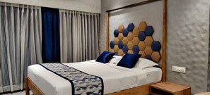 Habitación doble Deluxe | Ropa de cama de alta calidad, muebles diferentes y cortinas blackout 