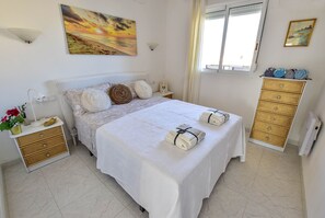 2 dormitorios, tabla de planchar con plancha, cuna de viaje