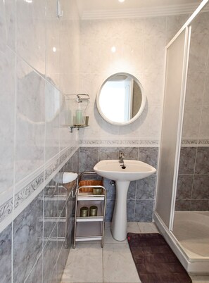 Combined shower/tub, hair dryer, bidet, towels