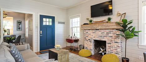 تلفزيون، مدفأة، كُتُب، ستيريو