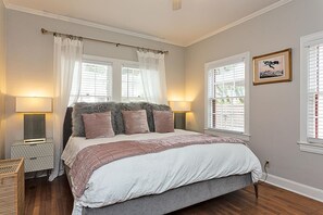 4 bedrooms, iron/ironing board, free WiFi, bed sheets - Tudor Home + Studio - Modern Bell Bottom! (Austin)