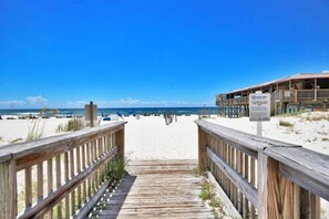 På stranden