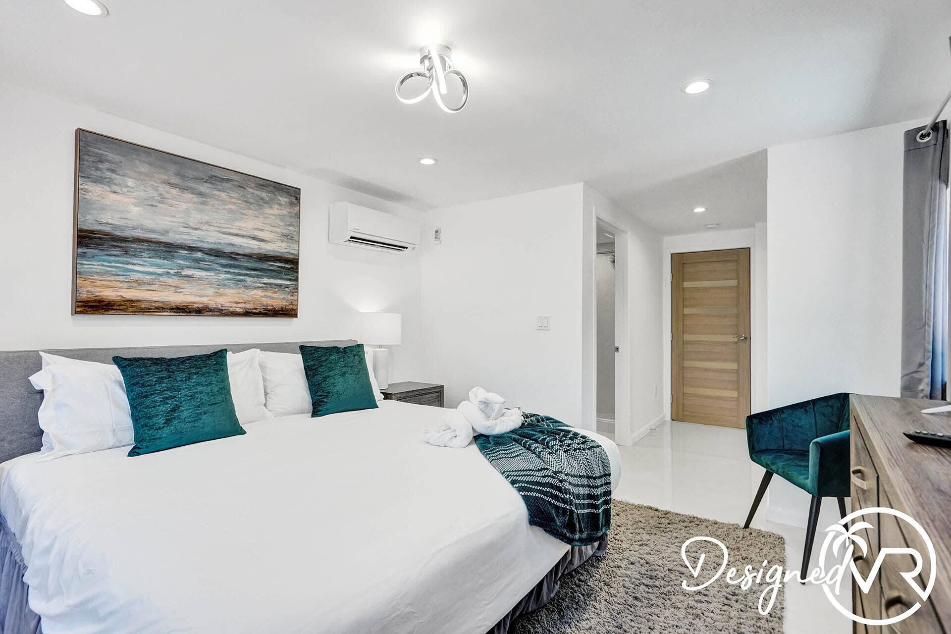 Tranquil Bliss Near the Beach Modern 4BR Retreat ~