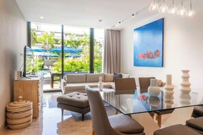 TV, Netflix, streaming services, offices - Luxury Condo: Beach Access & Private Pool Deck (Solidaridad)