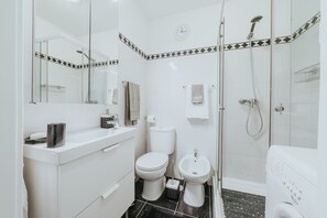 Haartrockner, Handtücher, Toilettenpapier