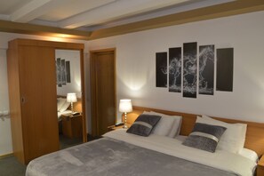 Comfort kamer, 1 kingsize bed, uitzicht op bergen (no.7) | Een minibar met enkele gratis items, individueel gedecoreerd