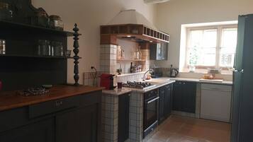 JÀÀkaappi, mikroaaltouuni, uuni, liesi