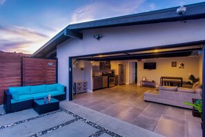 Ein modernes Haus mit offenen Wohn-, Küchen- und Essbereich.