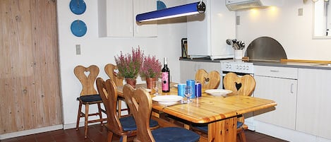 Køleskab, ovn, kogeplade, kaffe-/temaskine