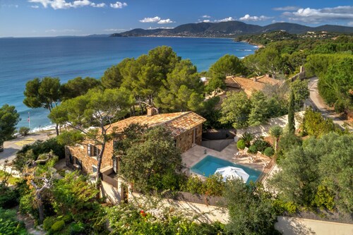 SUPERB SEASIDE VILLA