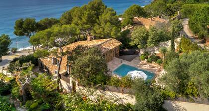 SUPERB SEASIDE VILLA