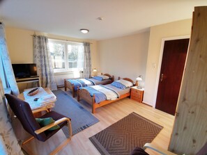 Twin Room (Nr. 1) | Individually decorated, individually furnished, desk, laptop workspace - Gästehaus Tiedemann (Borsfleth)