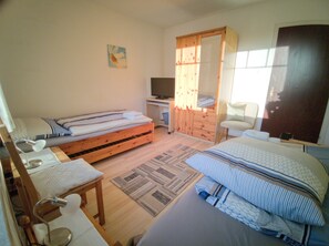 Twin Room (Nr. 2) | Individually decorated, individually furnished, desk, laptop workspace - Gästehaus Tiedemann (Borsfleth)