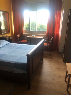 2 bedrooms, desk, WiFi, bed sheets