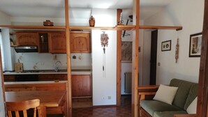 A compact living space with a kitchen, dining area, and a sofa. - MORGEX 923 _Monte Bianco_Valdigne (Morgex)