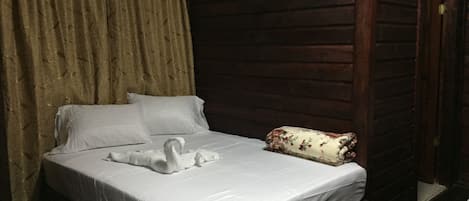 Habitación básica con 1 cama doble o 2 individuales | Cortinas opacas, tabla de planchar con plancha, wifi gratis