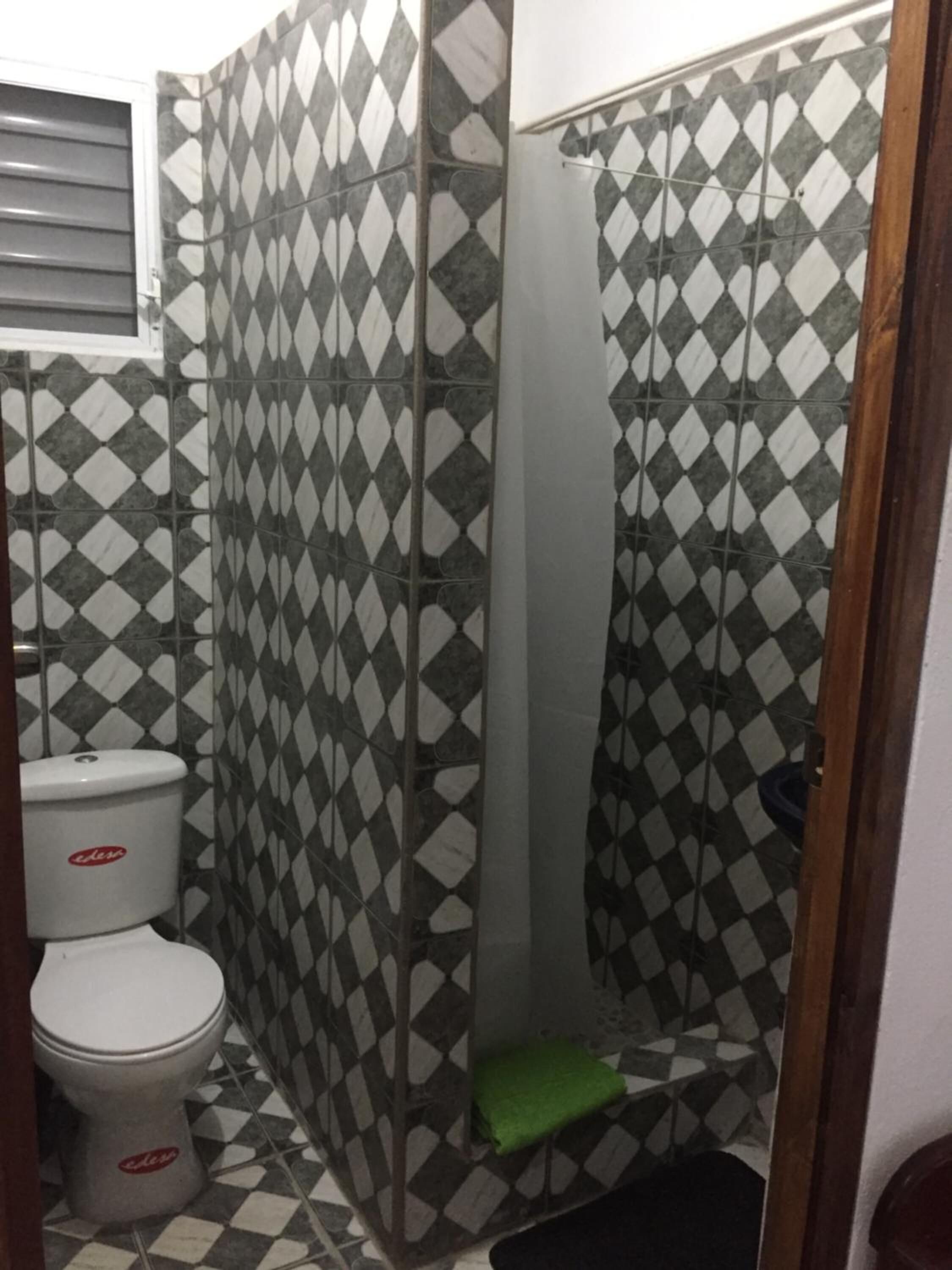 Shower, rainfall showerhead, free toiletries, towels