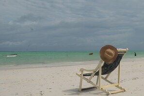 On the beach, white sand - Villa Kiota (Paje)