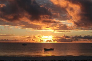 På stranden og hvit sand