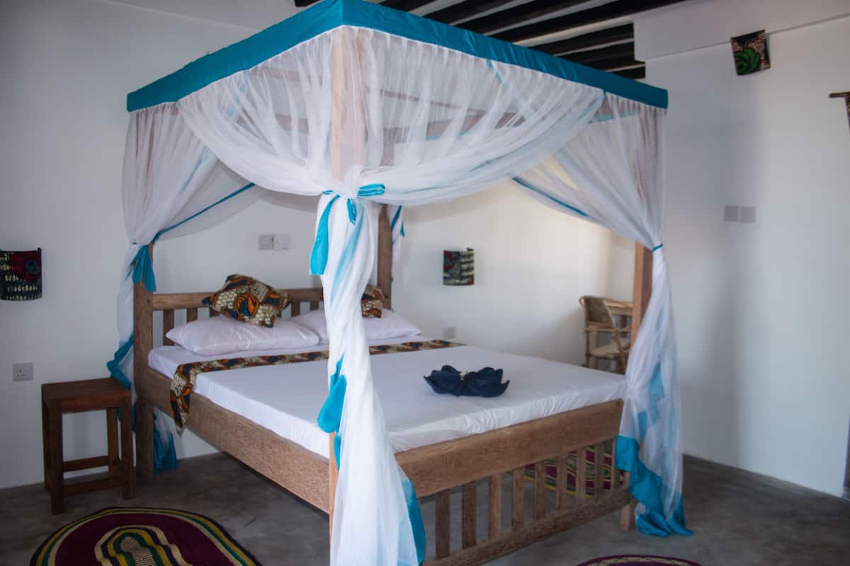 Standard Double Room, 1 Queen Bed | In-room safe, desk, laptop workspace, blackout drapes