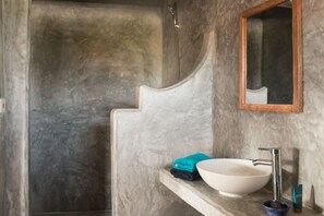 Shower, rainfall showerhead, towels - Villa Kiota (Paje)