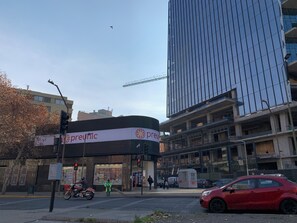 A street view with a building labeled "preunic" and a modern high-rise under construction.