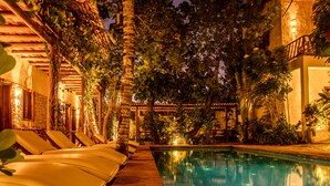 A pool area with lounge chairs and a stone pathway. - CasaLô Hotel (Jijoca de Jericoacoara)