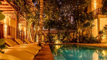 Piscina all'aperto, con ingresso dalle 09:00 alle 21:00, lettini
