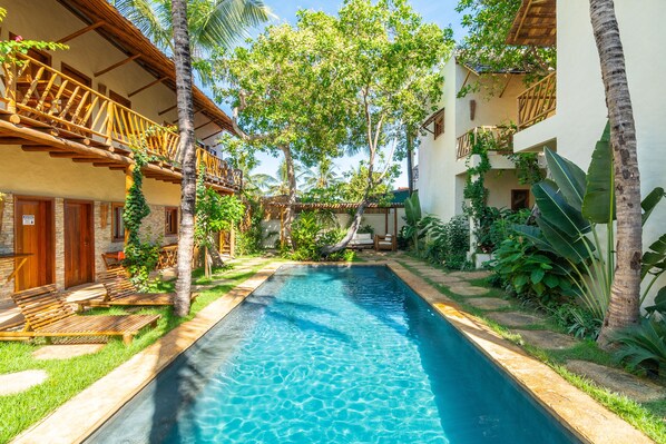 Utomhuspool med öppettider 09.00 till 21.00, och solstolar