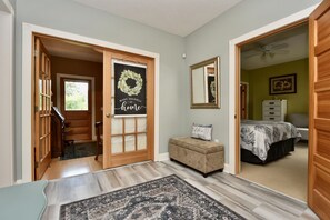 4 chambres, bureau, fer et planche à repasser, lit de bébé portatif