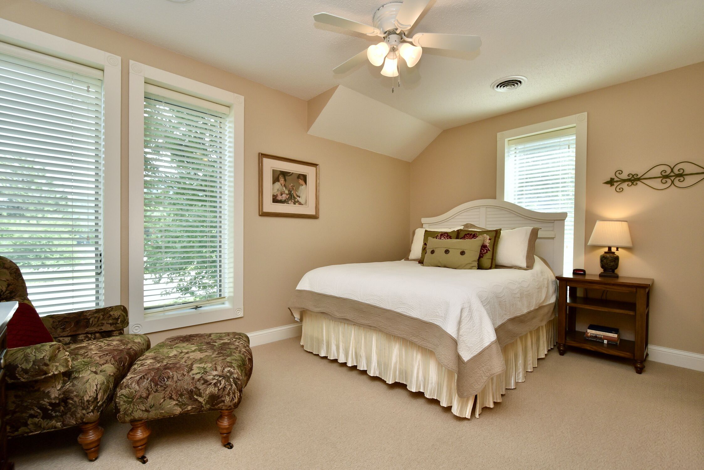 4 chambres, bureau, fer et planche à repasser, lit parapluie