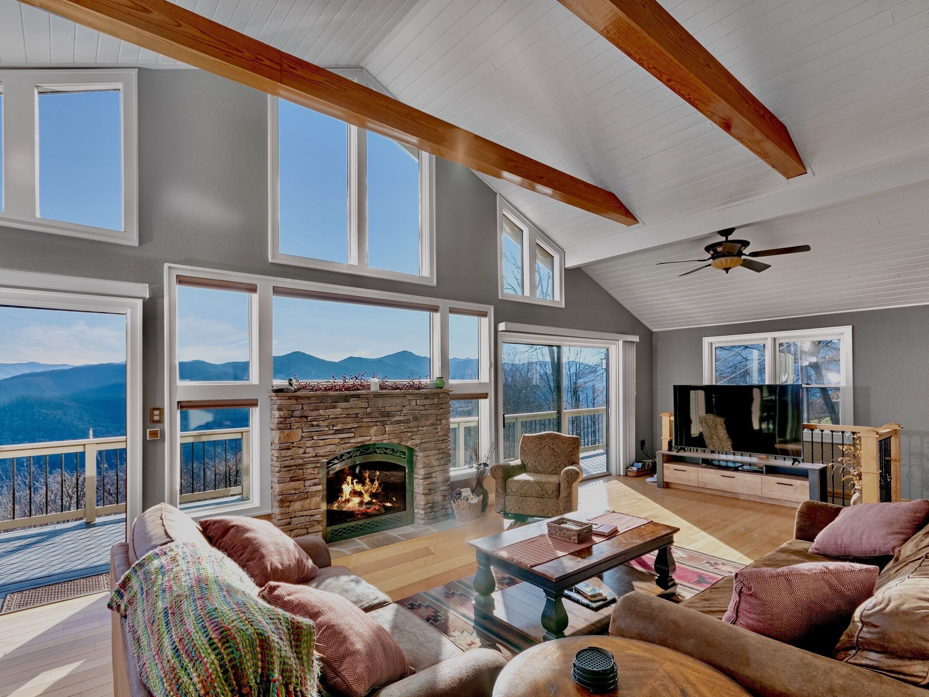 TV connectée, cheminée, lecteur de DVD, baby-foot