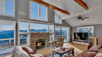 TV connectée, cheminée, lecteur de DVD, baby-foot