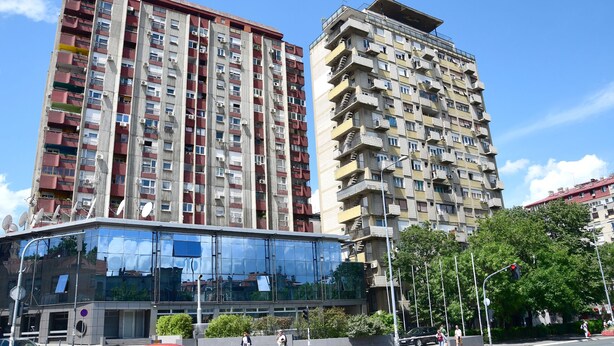 Un bâtiment moderne doté d’une façade en verre et d’un parking souterrain.