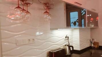 Dishwasher, cookware/dishes/utensils