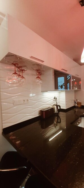 Dishwasher, cookware/dishes/utensils