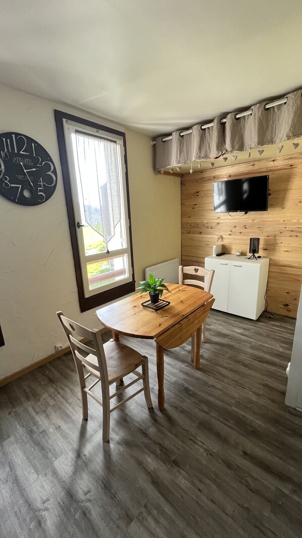 Dining - 3-person studio at the foot of the slopes (Ustou)
