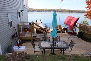 Outdoor dining - Our Cottage on Conesus Lake (Livonia)