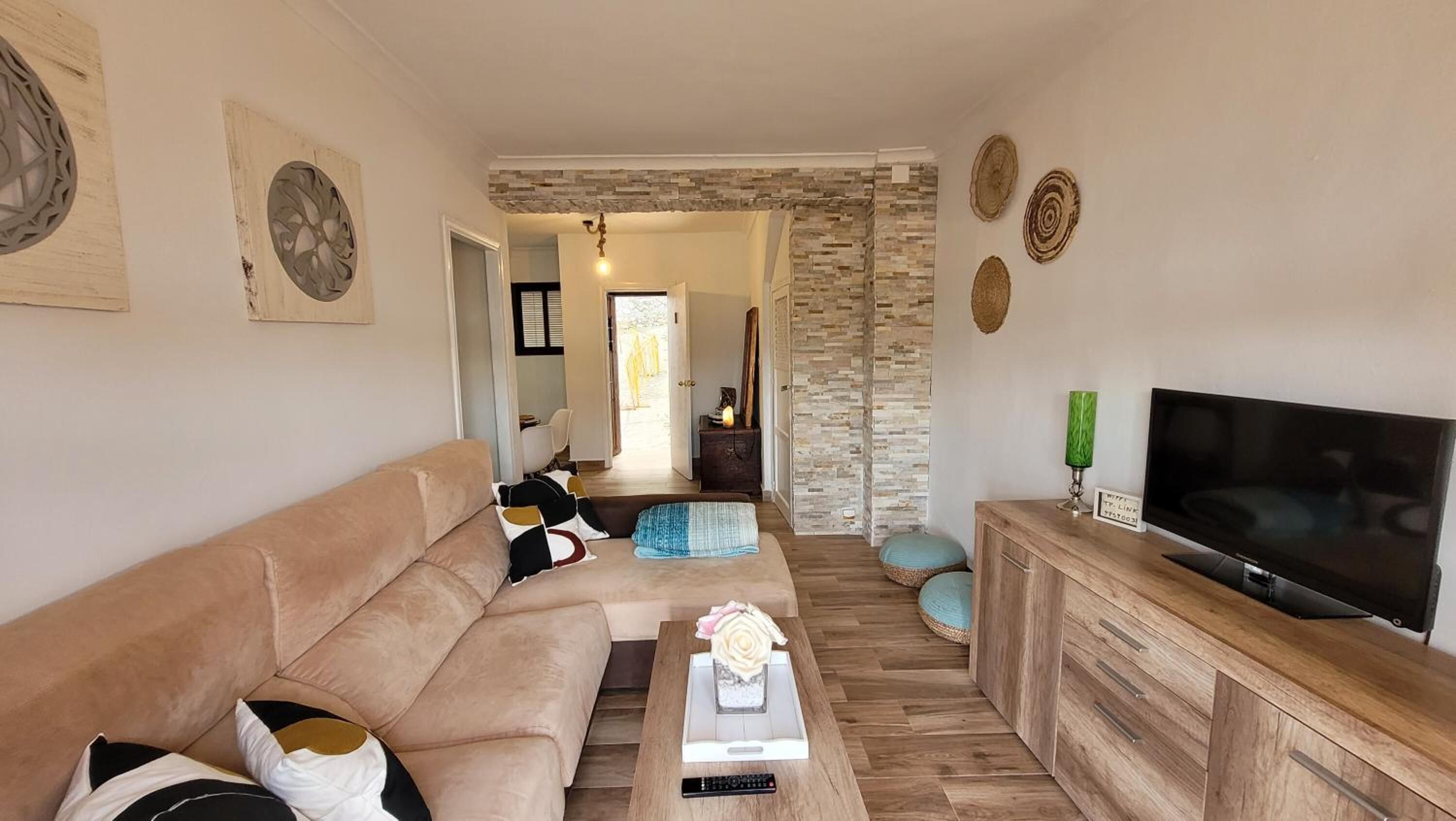 Een 32-inch flatscreentelevisie met kabelzenders en televisie