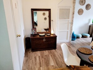 Minibar, individuelt dekorert, individuelt innredet og blendingsgardiner