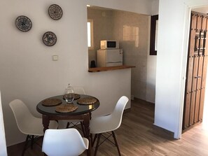 Mikroaaltouuni, liesi, espressokone, kahvin-/teenkeitin