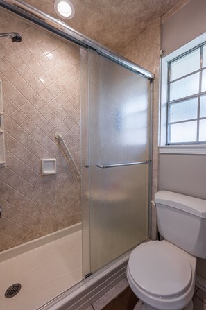 Badekar, hårføner, håndklær og såpe