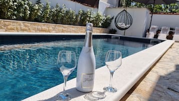 Außenpool, Sonnenschirme, Liegestühle