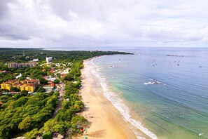 Una playa cerca