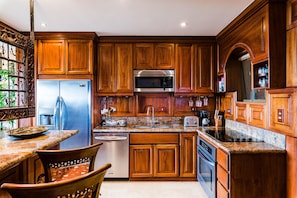 Refrigerador, microondas, horno, placa de cocina