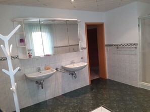 Badewanne, Haartrockner, Bidet, Handtücher