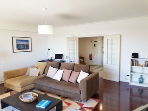 TV, books, stereo, offices - Reid's Gardens - A Luxury Family Flat in a Private Condominium in Madeira Island (Funchal)