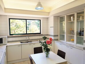 Fridge, microwave, oven, stovetop - Reid's Gardens - A Luxury Family Flat in a Private Condominium in Madeira Island (Funchal)